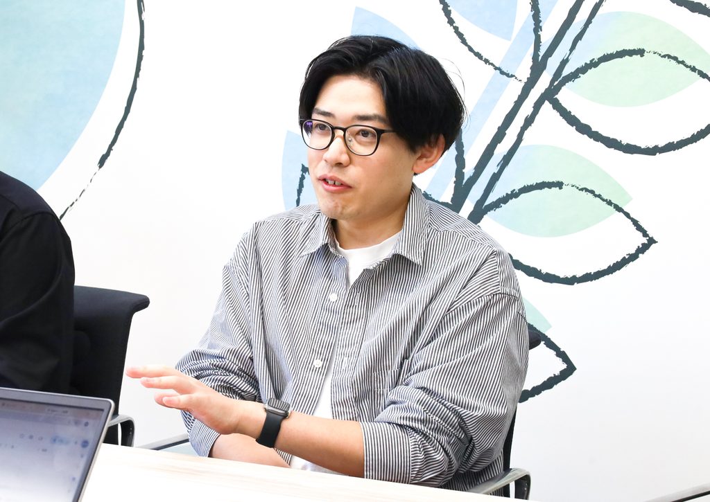 ハーブ健康本舗のクリエイティブ制作部に所属している、1997年生まれの社員。