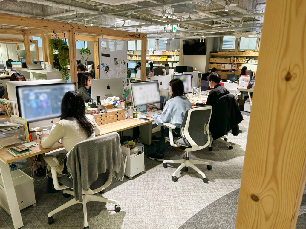ハーブ健康本舗のクリエイティブ制作部が普段働いている様子。