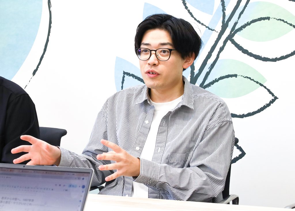 ハーブ健康本舗のクリエイティブ制作部に所属している、1997年生まれの社員。